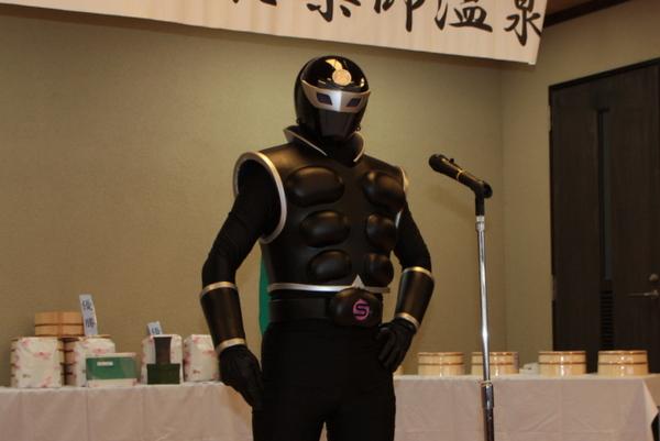 篠山市ご当地ヒーロー 霧海の戦士 ササグローがマイクに向かい話をしている写真